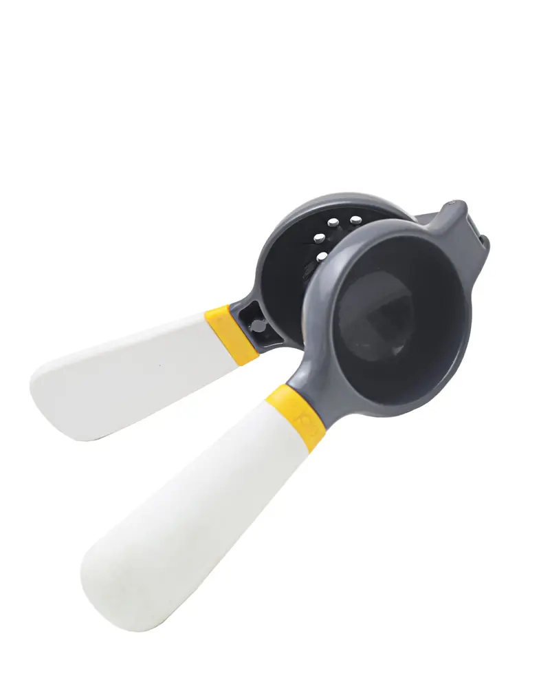 Joie Msc Dual-Tone Lemon Squeezer For Cocktails – White & Black 1
